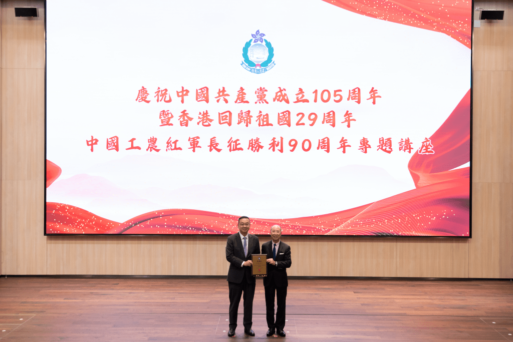 入境處處長郭俊峯與黃江天博士合照。 入境處處長郭俊峯與黃江天博士合照。