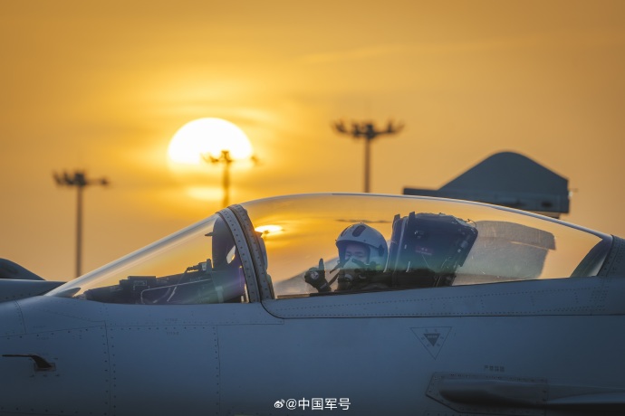 中國軍方再公開「殲-10C」訓練圖。 中國軍方再公開「殲-10C」訓練圖。