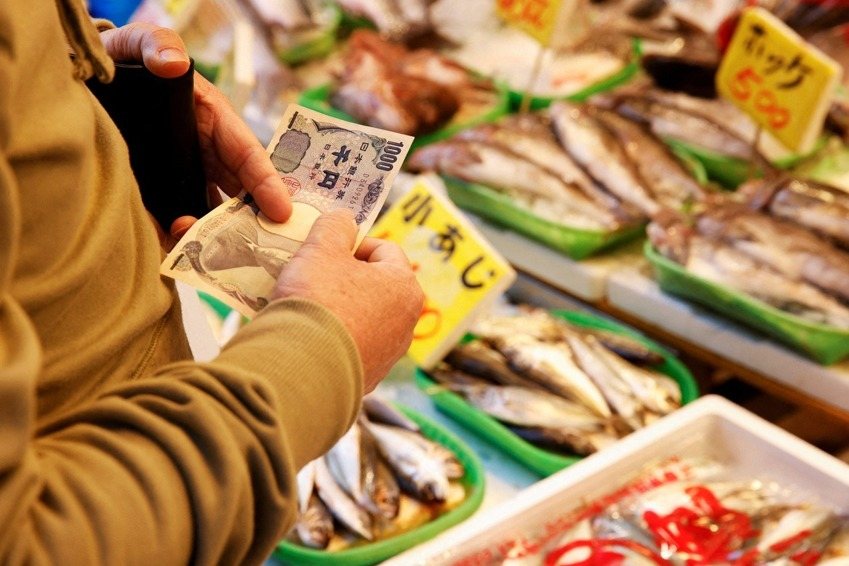 日本可能將食品消費稅稅率從8%下調至1%。路透社 日本可能將食品消費稅稅率從8%下調至1%。路透社