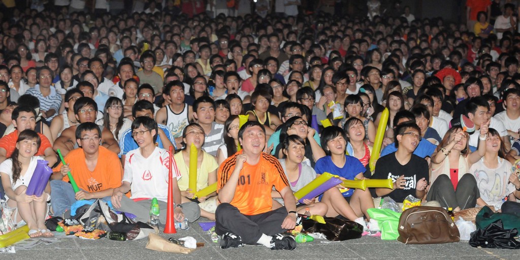 沈祖堯擔任中大校長期間，曾於2014年與學生一同觀看世界盃決賽。中大圖片