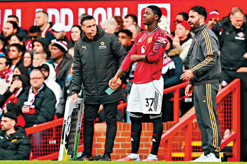 艾摩廉（右）強調1月買唔到人就唔放明奈（中）。