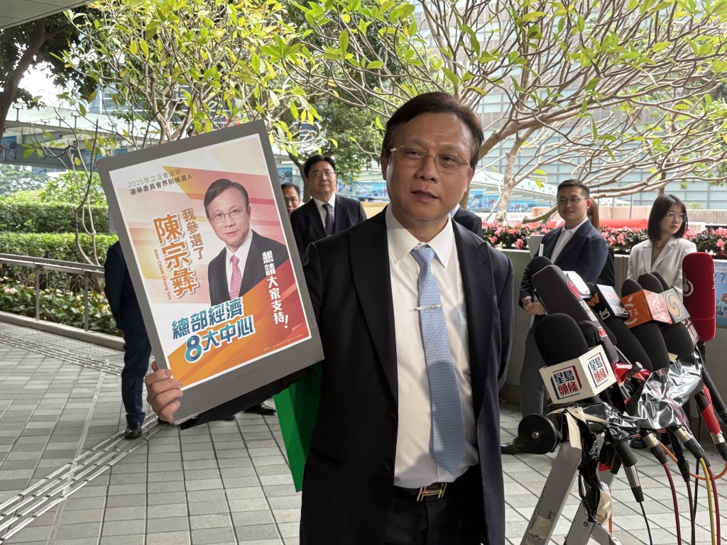 表示,未來十年是香港發展的「黃金十年」,應積極爭取設立「聯合國亞洲分部」。 表示,未來十年是香港發展的「黃金十年」,應積極爭取設立「聯合國亞洲分部」。