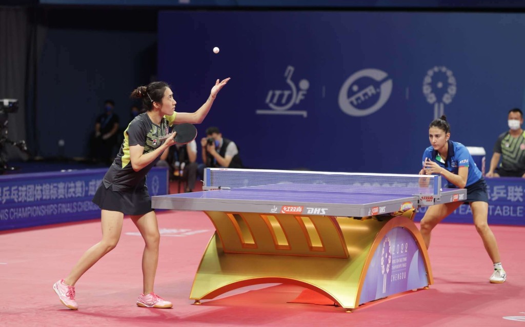 朱成竹（左）於世乒團體賽正選上陣。世界乒聯圖片