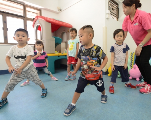孩子在幼稚園及小學階段，家長應給予他們跑跑跳跳及協調等多元化身體動作的機會，避免過早進行專項訓練。