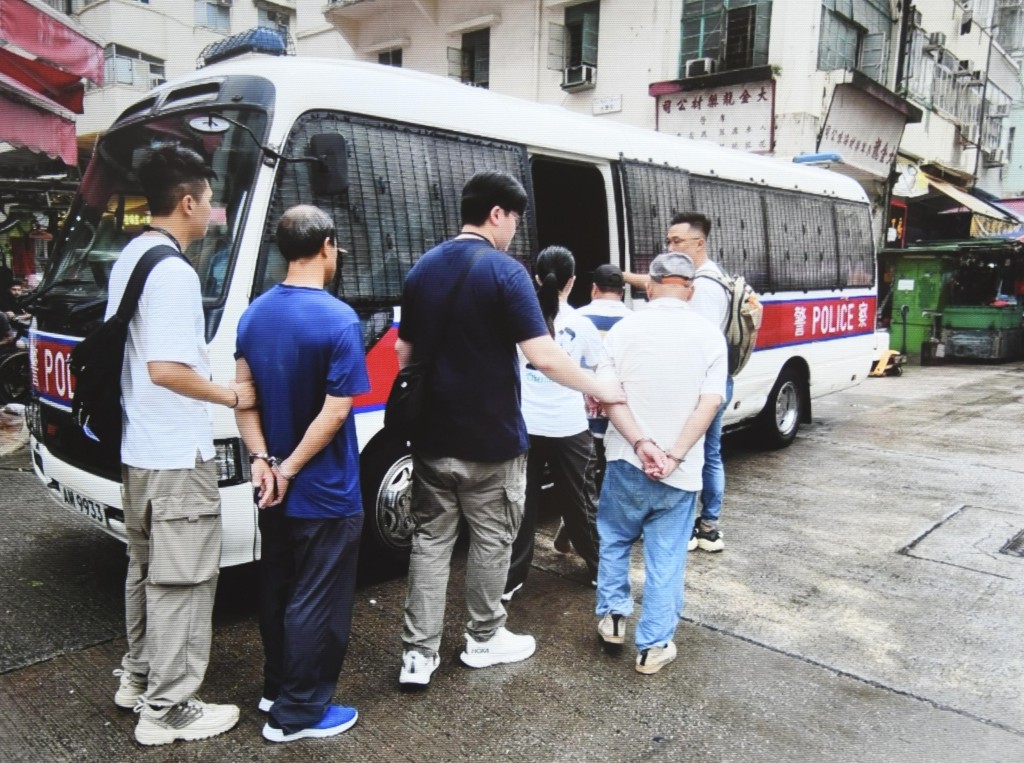 人員於裝修中的商舖拘捕3人。 人員於裝修中的商舖拘捕3人。