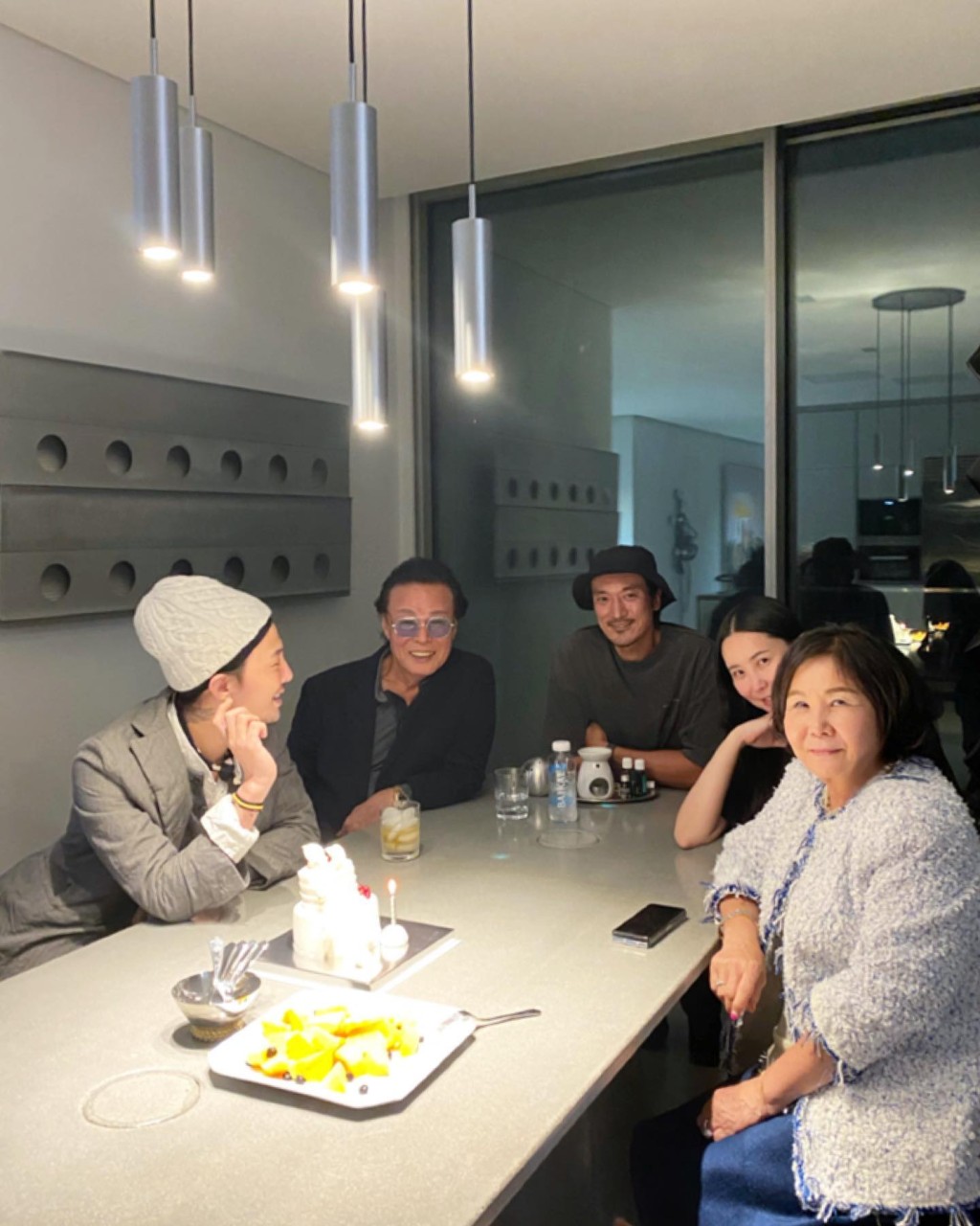 GD（左）出席家庭聚會為母親慶生。