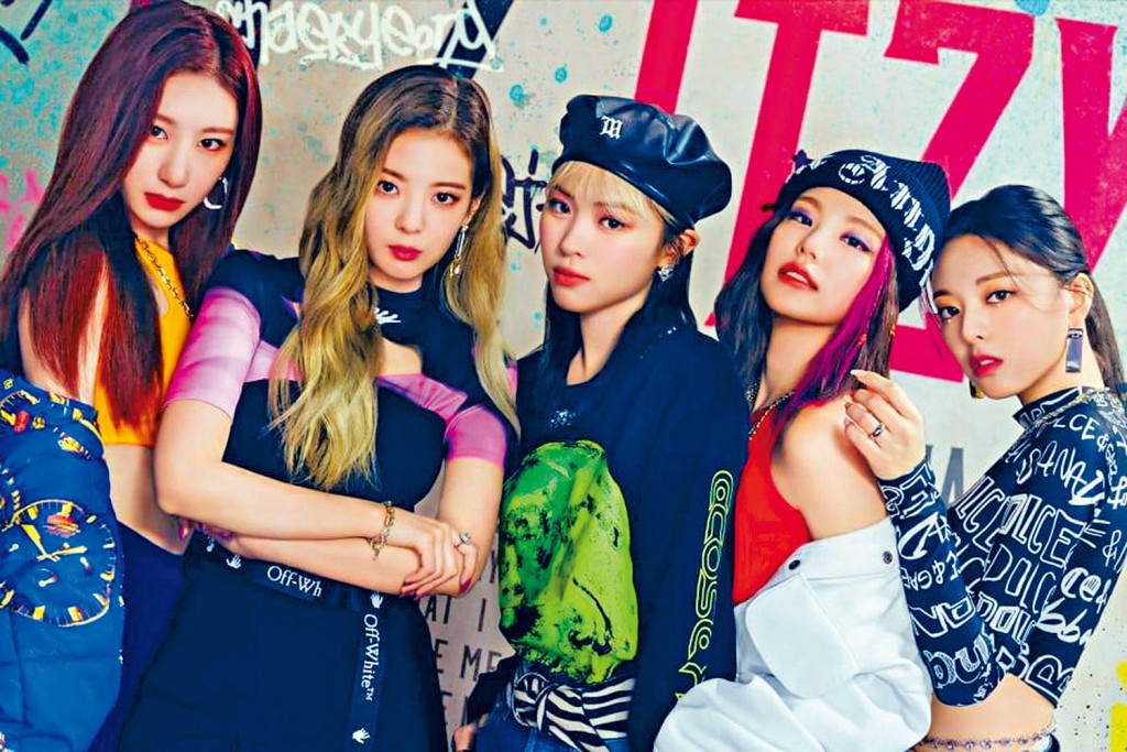 ITZY成員Lia（左二）確診後，隊友出現檢測結果不確定，要再受檢測。
