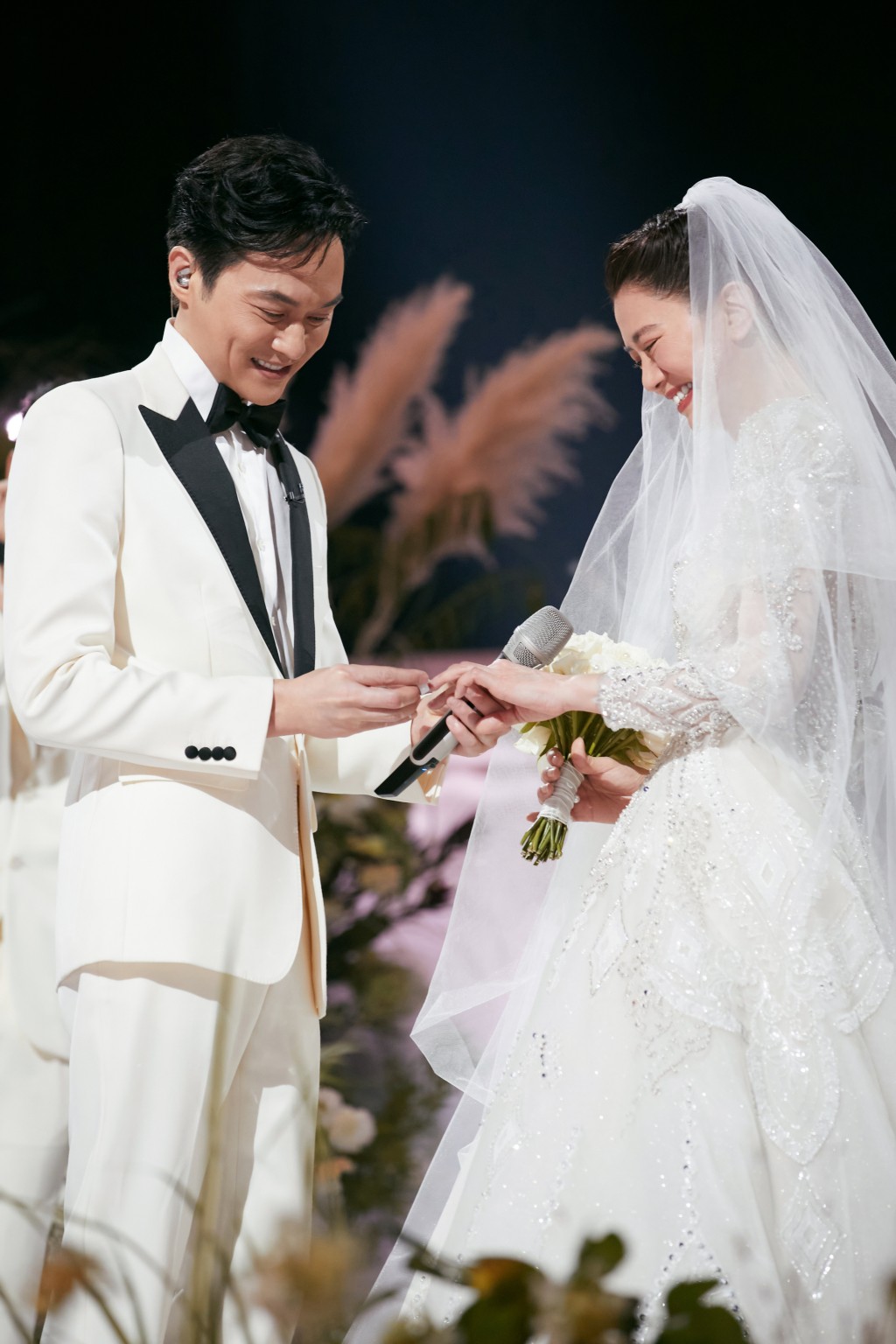 在公演上与袁咏仪补办婚礼，不过节目播出后却被网民闹爆。