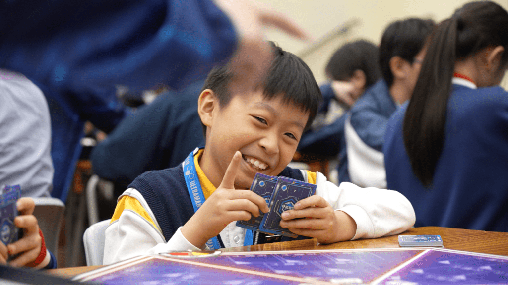 小學生在學校培訓期間，露出開心的笑容。