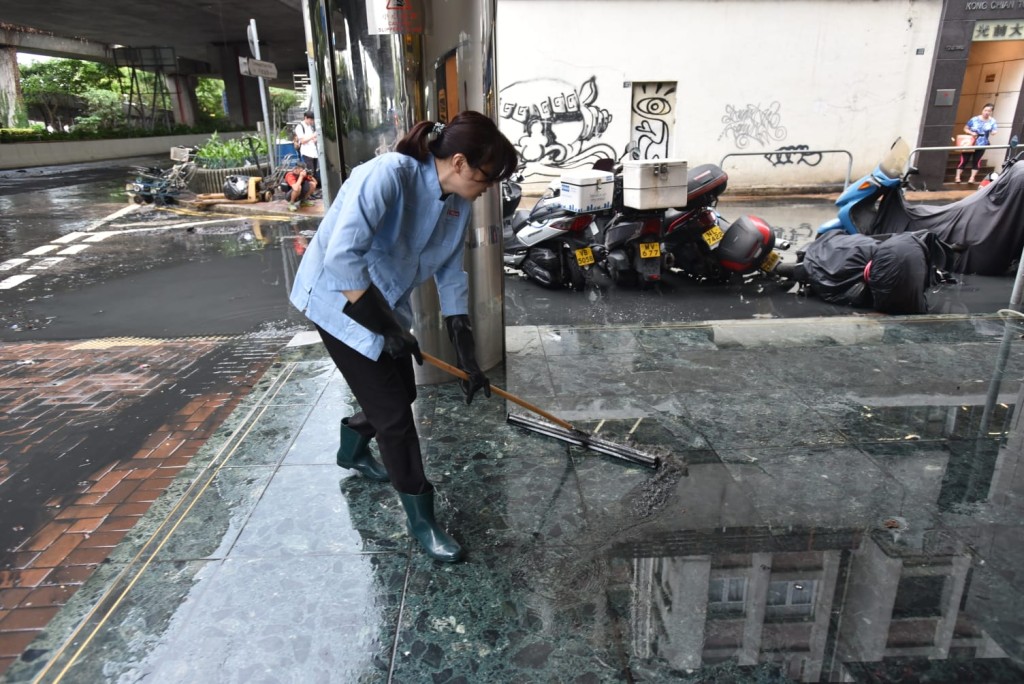 工人清理污水。