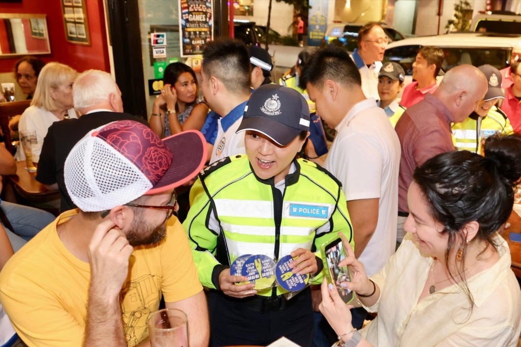 宣傳人員於灣仔酒吧區向市民及球迷派發反醉駕傳單。