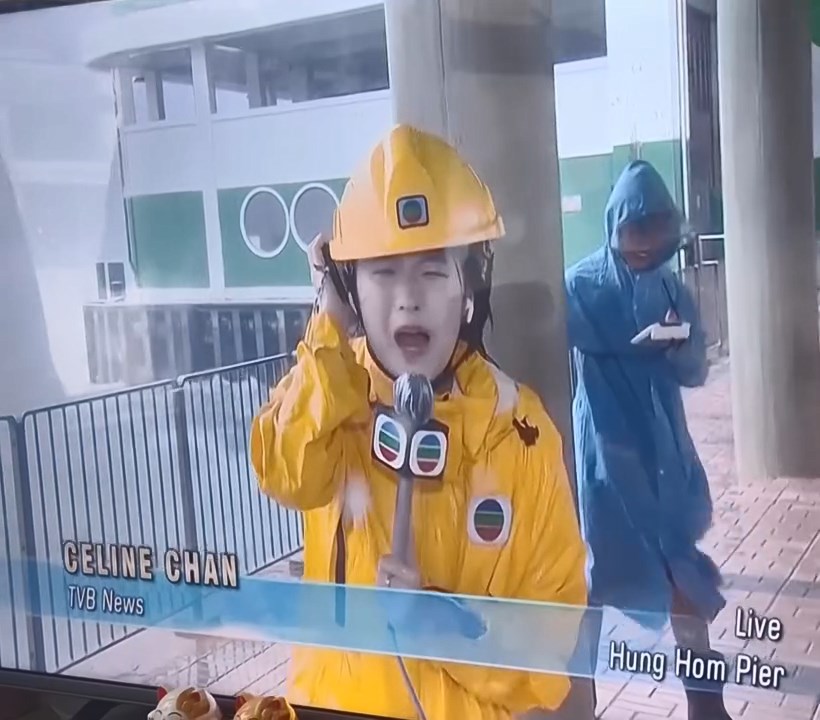 陳尚萱一度被大風吹到站不穩,她紮好馬步後繼續報導現場情況。 陳尚萱一度被大風吹到站不穩,她紮好馬步後繼續報導現場情況。