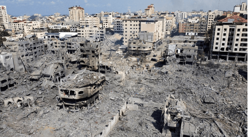 图为 2023 年 10 月 10 日加萨城被以色列攻击摧毁的房屋和建筑物。路透社
