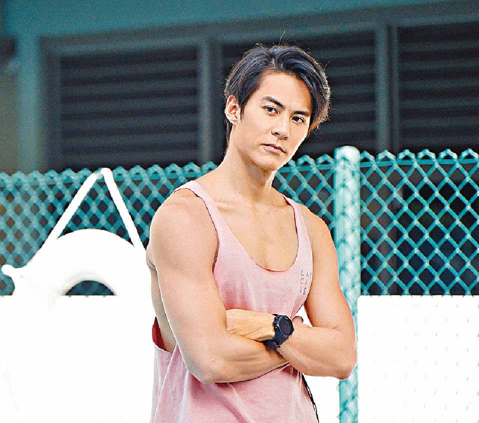 ■朱鑑然為劇集勤力操肌。