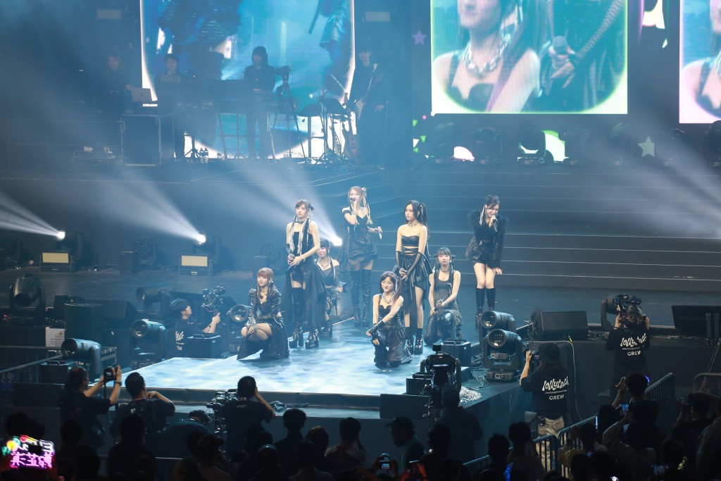 8位成员以《七姊妹星团》打开序幕。