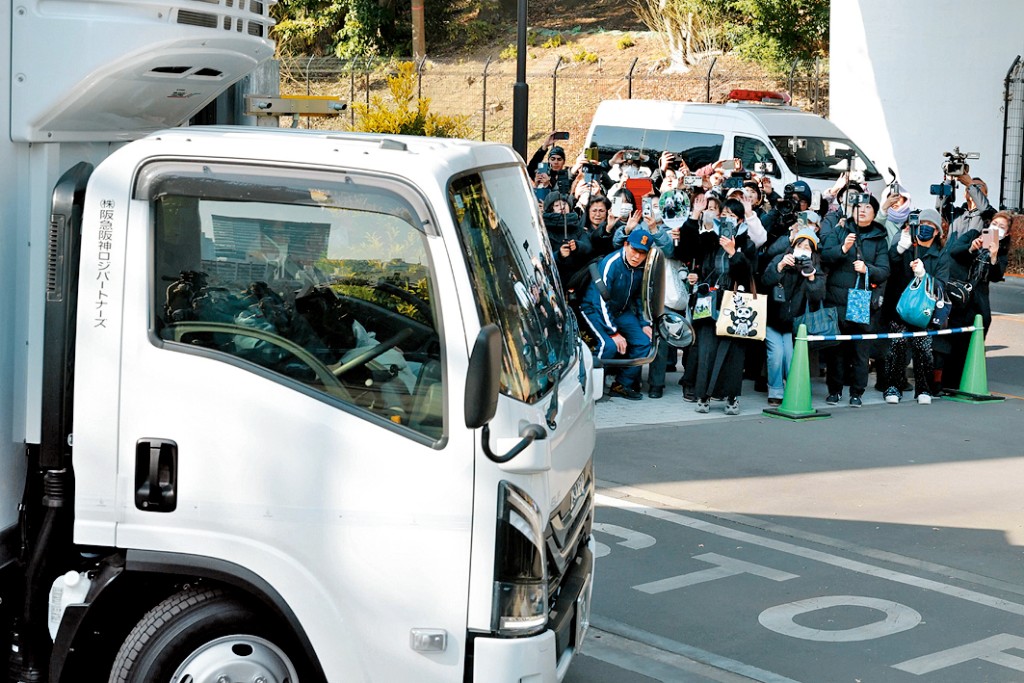東京民眾夾道送別兩隻大熊貓。