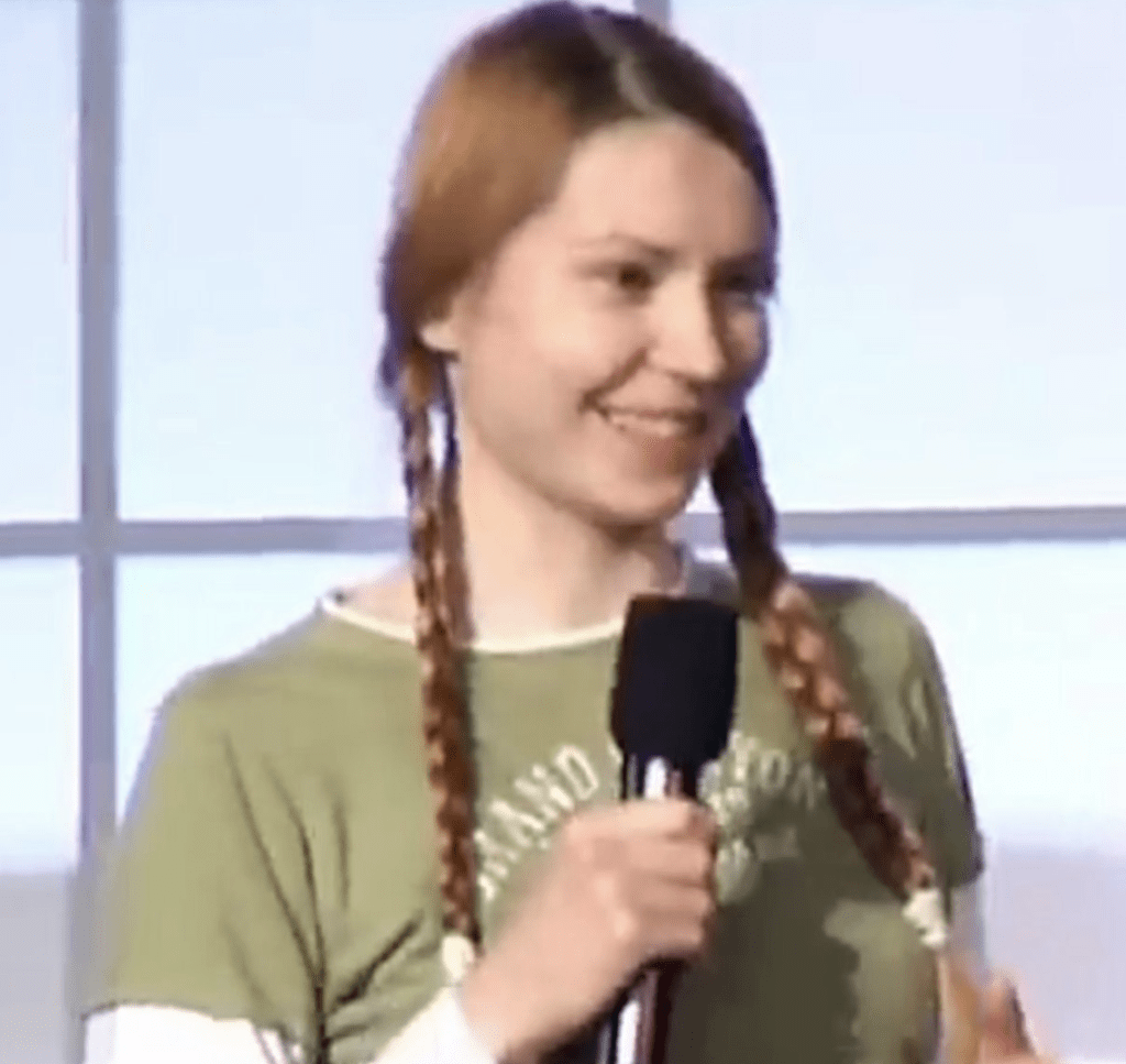 蓋茨約於2009至2010年間在華盛頓一場橋牌賽事中認識安東諾娃。YouTube@IgniteNYC