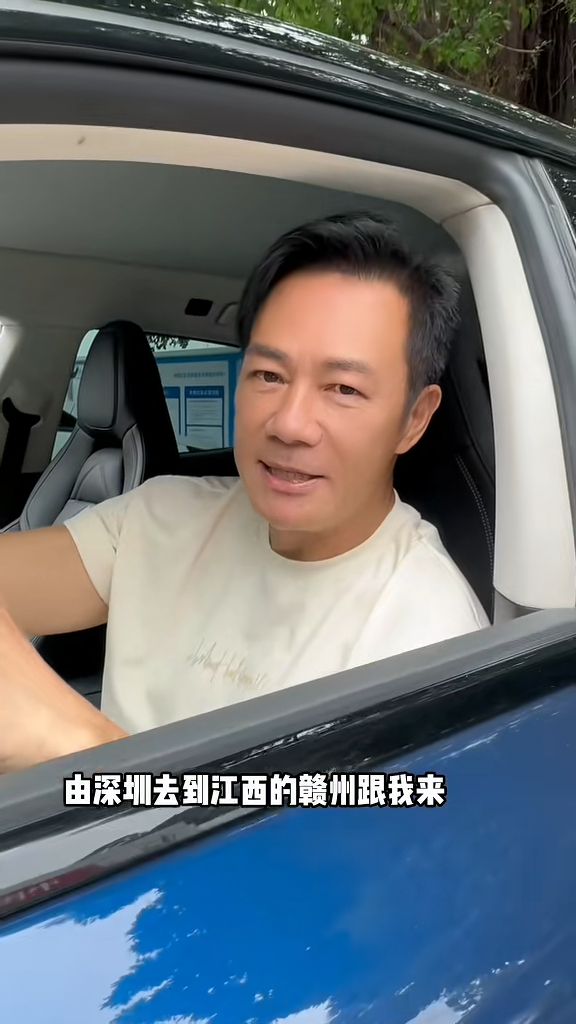 张兆辉最新影片便转揸电动车。