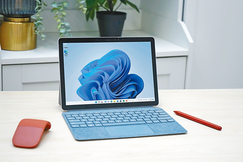 ●Surface Go 3配上專用鍵盤保護套及滑鼠，即可以Notebook模式全力工作。售價：$3,188起