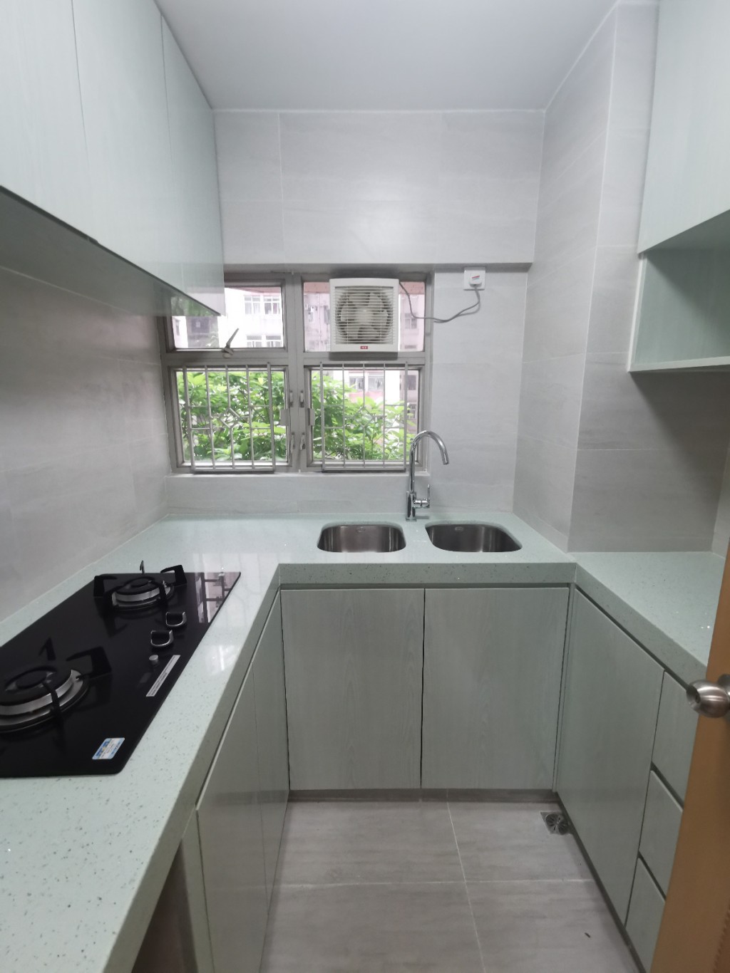 廚房設有多組廚櫃，可擺放潔具及不同食材。