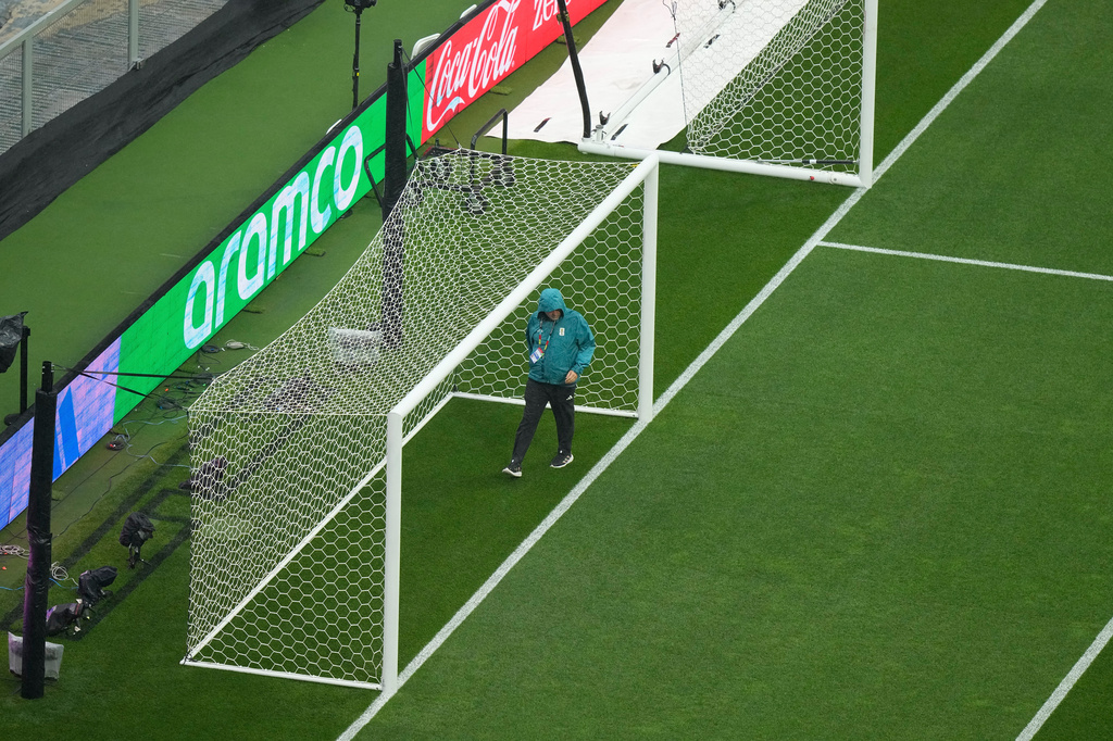 FIFA職員在球場視察情況。美聯社 FIFA職員在球場視察情況。美聯社
