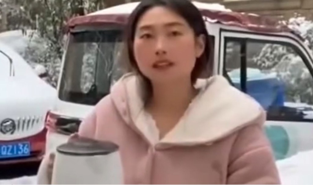 安徽女子拿別人汽車用滾水做「破冰」實驗，被網民追罵。抖音