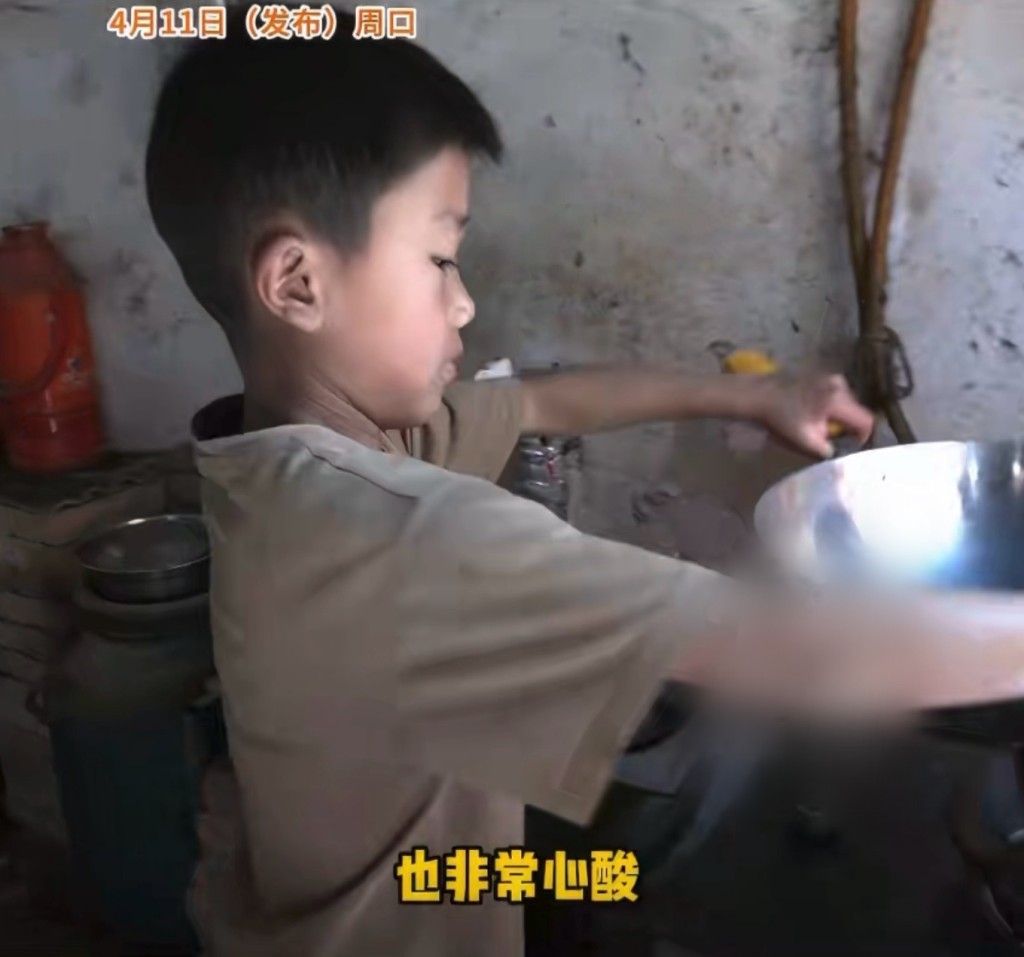 男孩非常懂事还会帮忙煮饭。 男孩非常懂事还会帮忙煮饭。