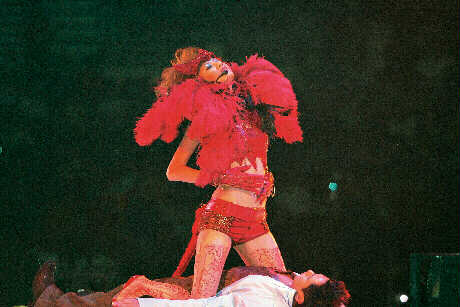 2004年Chris紅館個唱，擔任表演嘉賓嘅黃伊汶在台上跟他玩「女上男下」。
