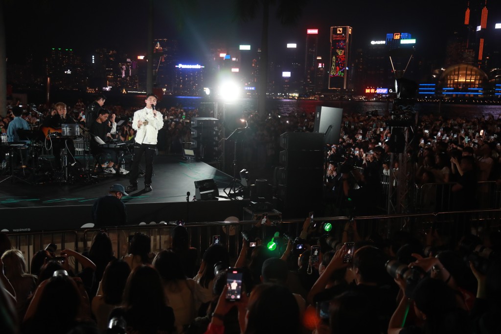 MC昨晚在文化中心海傍举行演唱会。