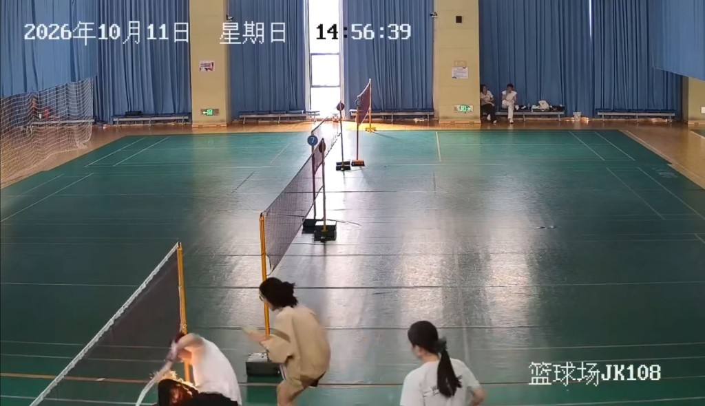 湖北汉手机放裤袋打羽毛球，跌倒爆炸火烧后栏重伤。
