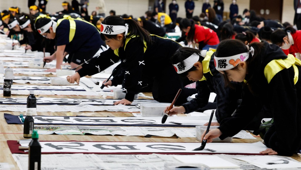 東京書法大賽，逾2000人揮毫許新年願景。 路透社