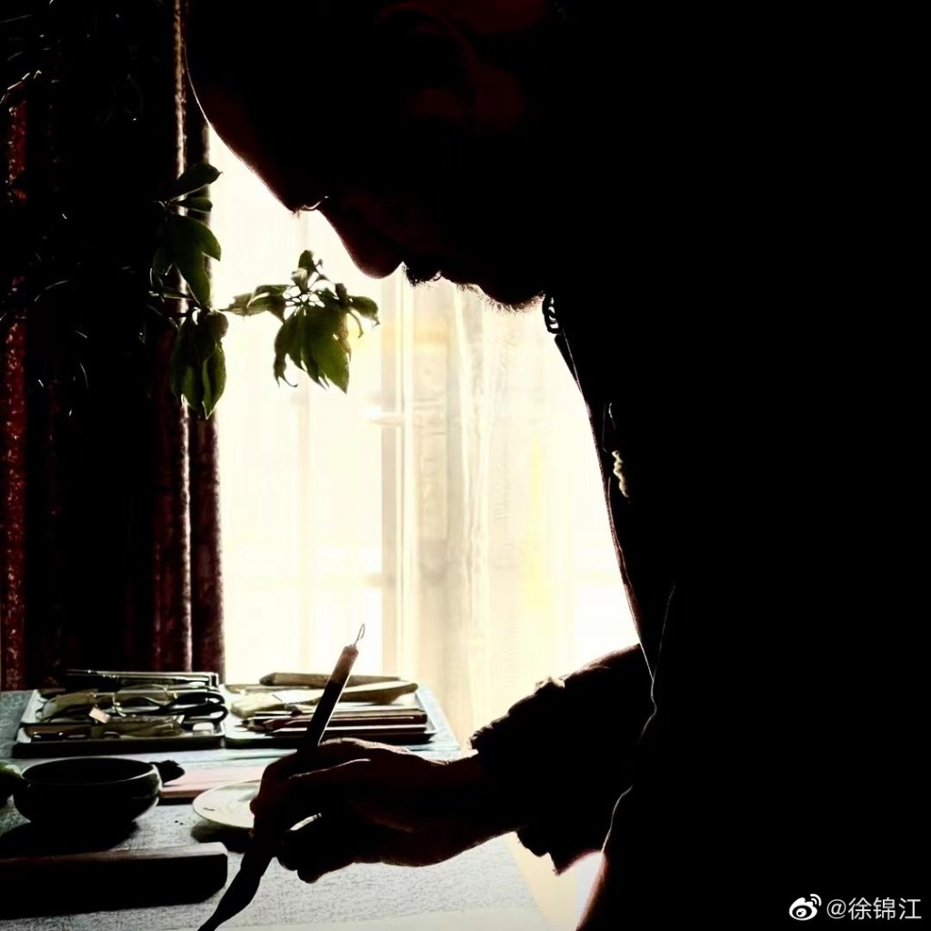 徐錦江閒時會在家中作畫。