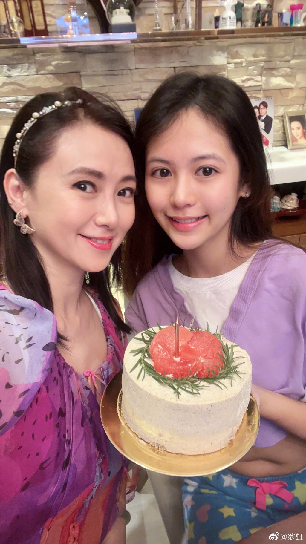 翁虹的囡囡刘莳去年庆祝15岁生日。
