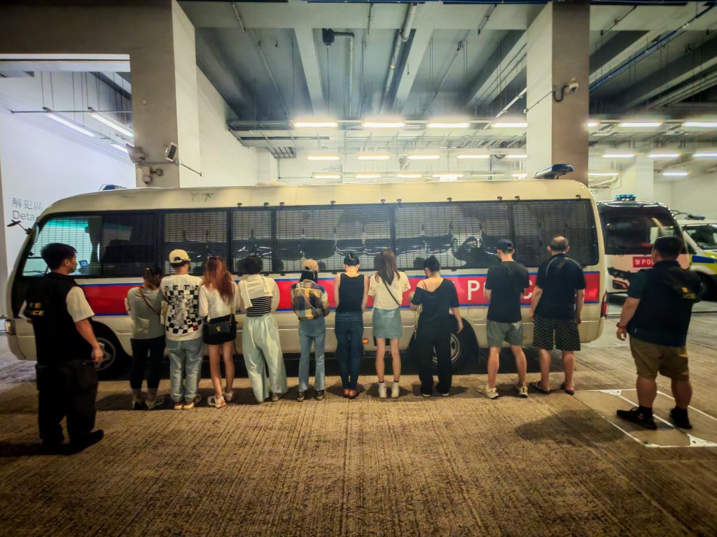 警油尖區搗住宅賭檔拘20人 檢5部釣魚機約$2000現金。警方圖片