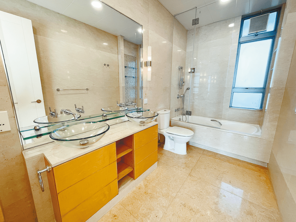 浴室保养簇新，更设有浴缸，让住户可洗尽一日疲劳。