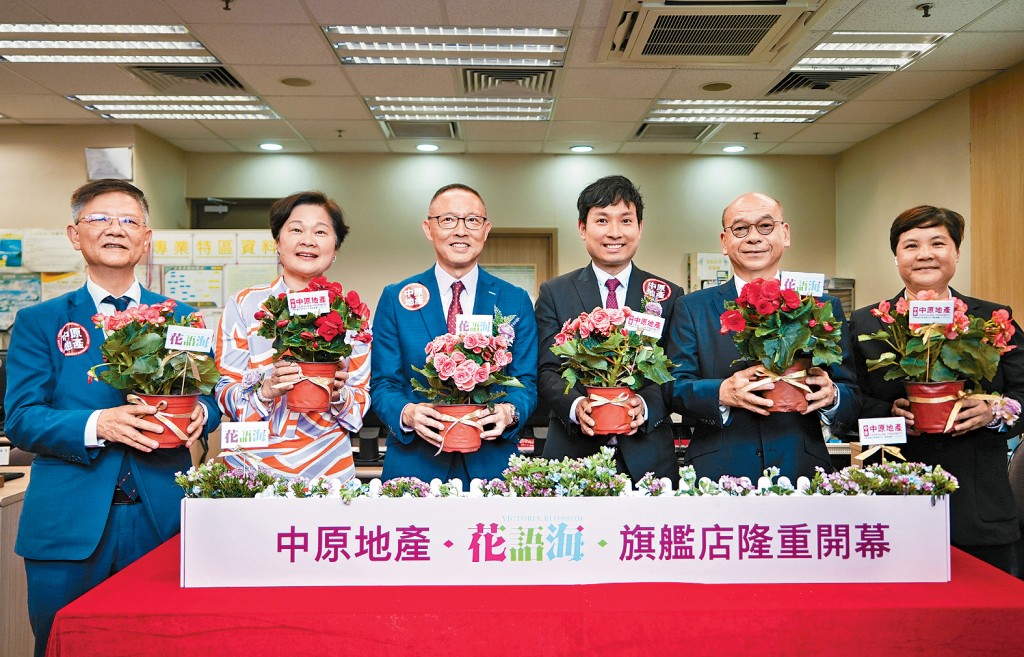 長實郭子威(左三)表示,花語海將於6月內展開銷售。右三為詹勳榮、右二為中原陳永傑、左二為劉瑛琳。