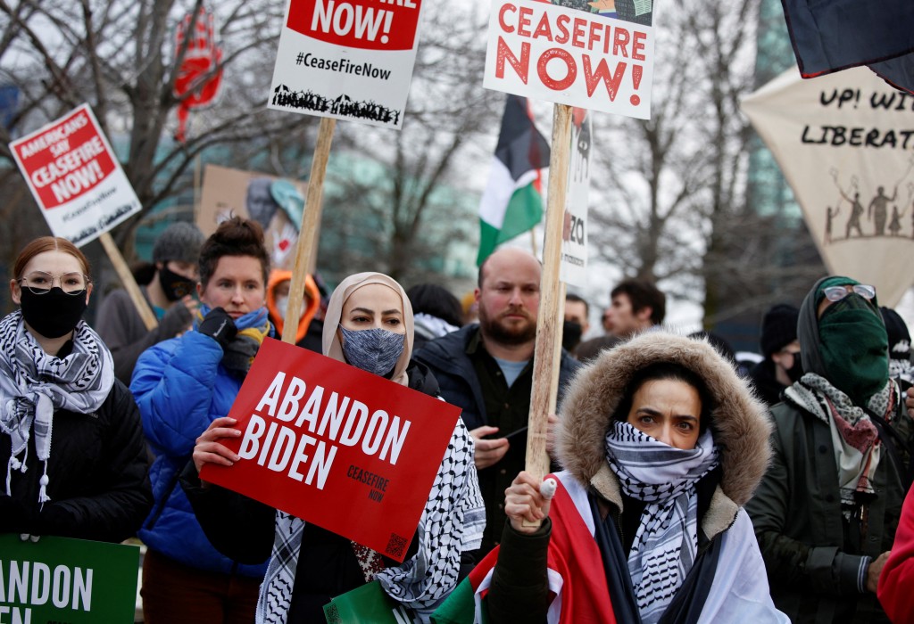 拜登在密歇根州访问期间，大批阿拉伯裔美国人示威，要求加沙停火。美联社