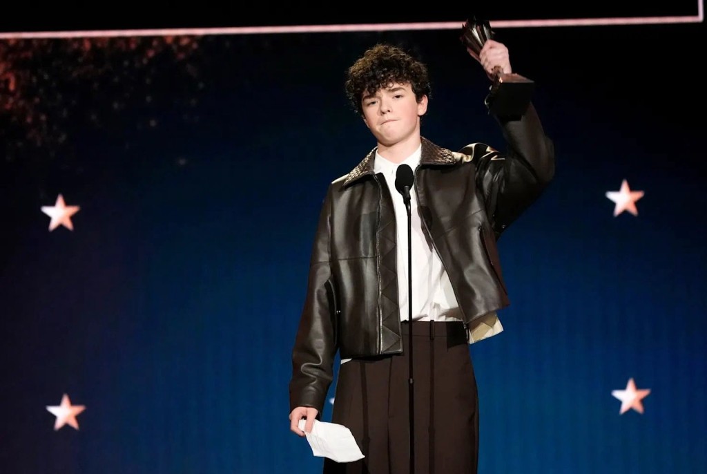 16歲英國童星Owen Cooper繼艾美獎後，再拿下迷你劇男配角，並破紀錄成為CCA最年輕得主。