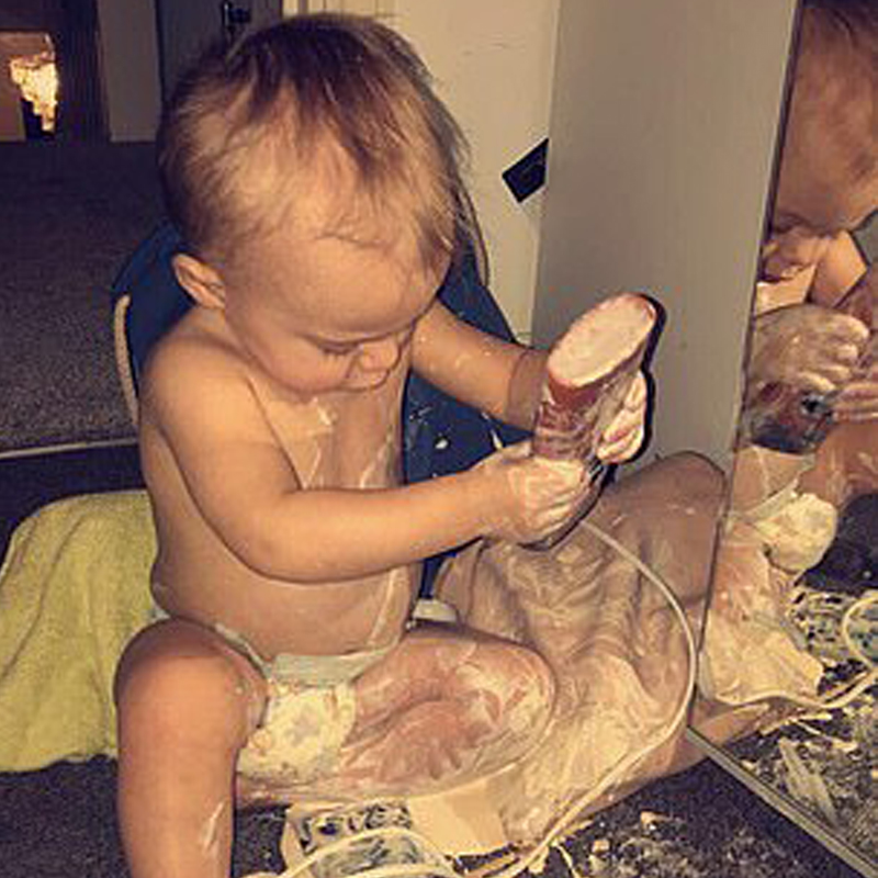 Jaxon 搗蛋罪證:玩乳液。網上圖片