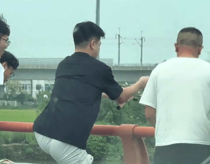 塞車塞出鬆弛感，車主落車釣魚。