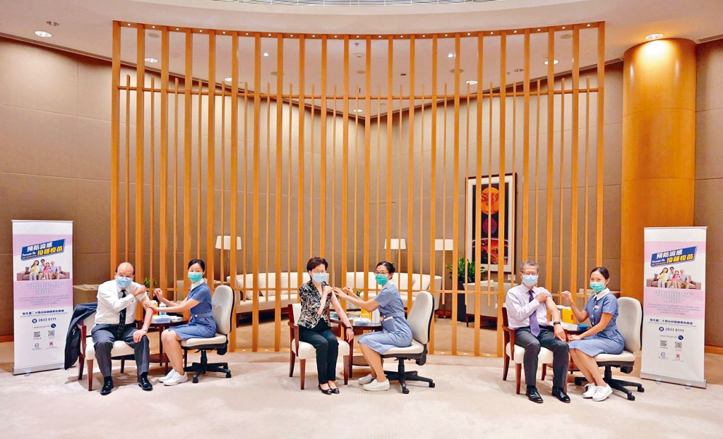 ■林鄭在臉書上載一張與兩名司長接種流感疫苗相片，以示政府團隊願意以身作則。