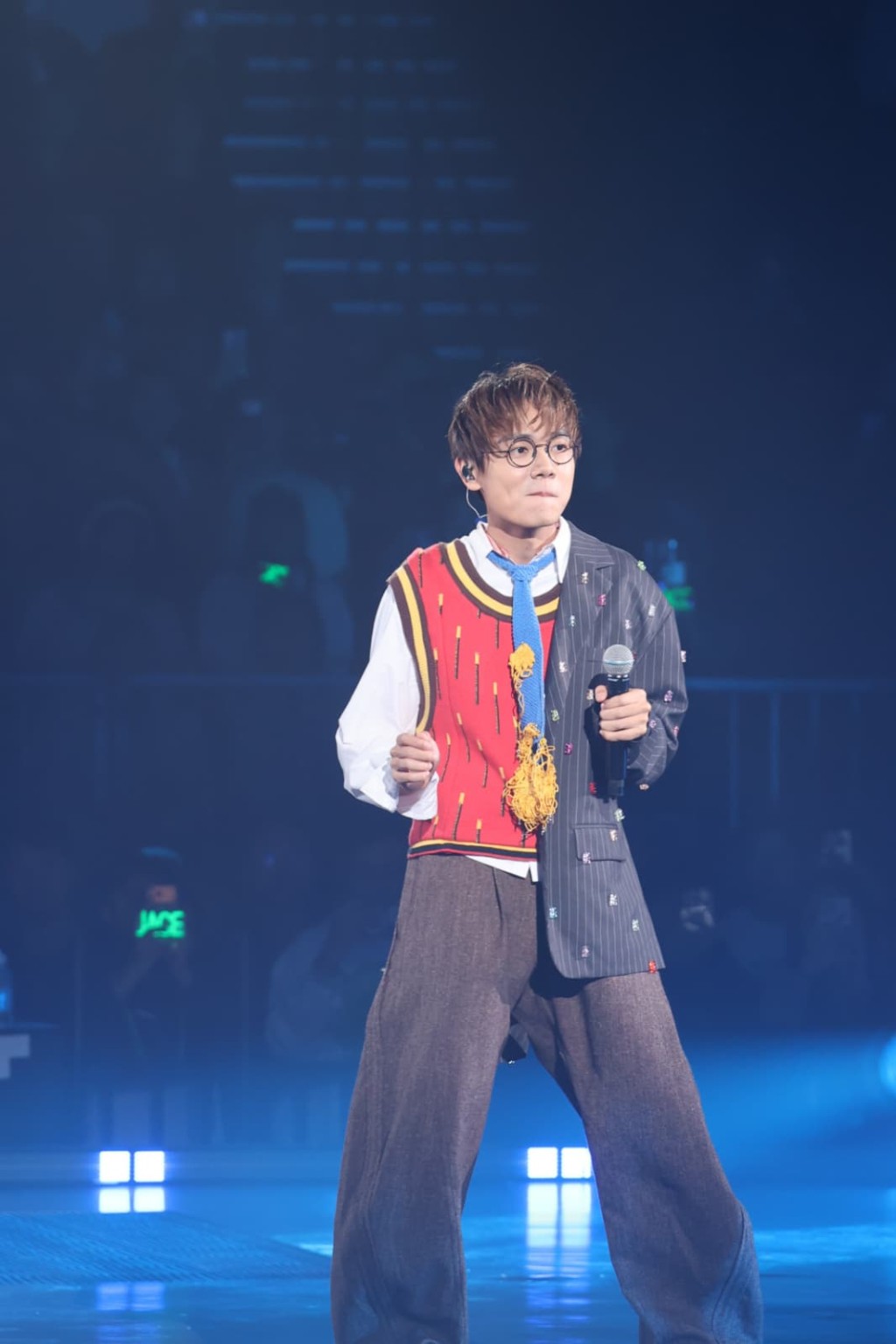 林家謙形容二人是同期歌手，陳凱詠卻稱︰「我係後輩，多謝你呢位前輩提攜。」