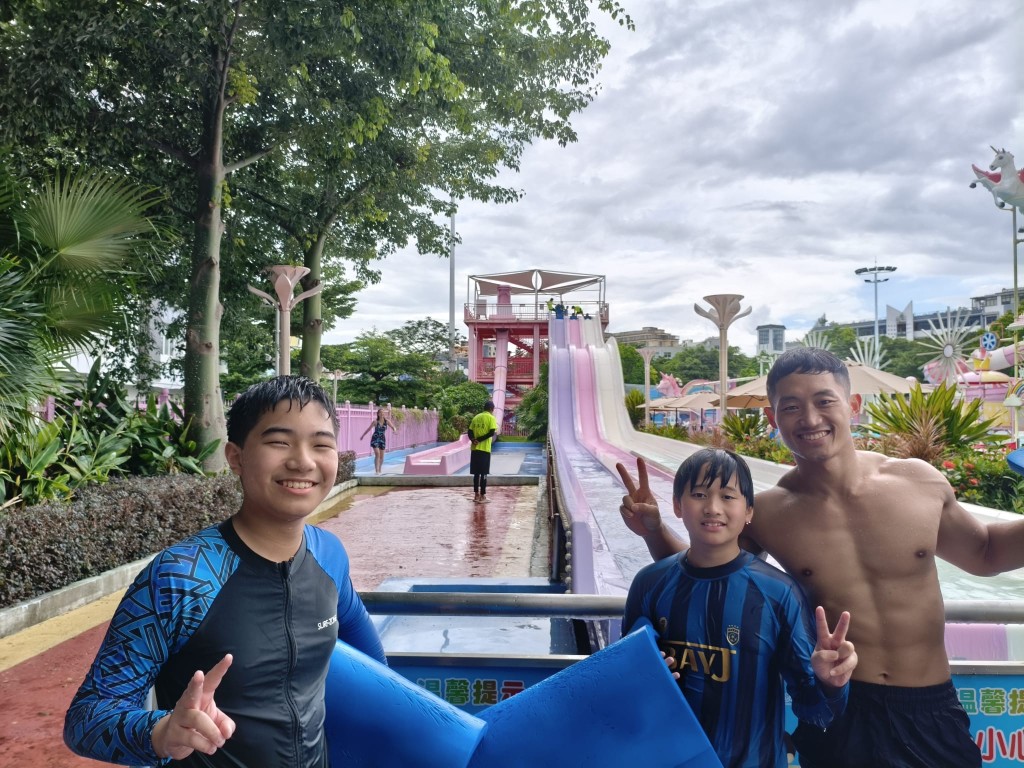 李興洙與三名兒子。 李興洙與三名兒子。