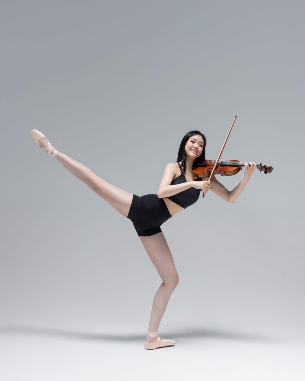 香港舞蹈剧场IG上载刘秀盈穿上芭蕾舞衣，摆出劈腿的舞蹈姿势，同时边拉小提琴，将两项才华融合。