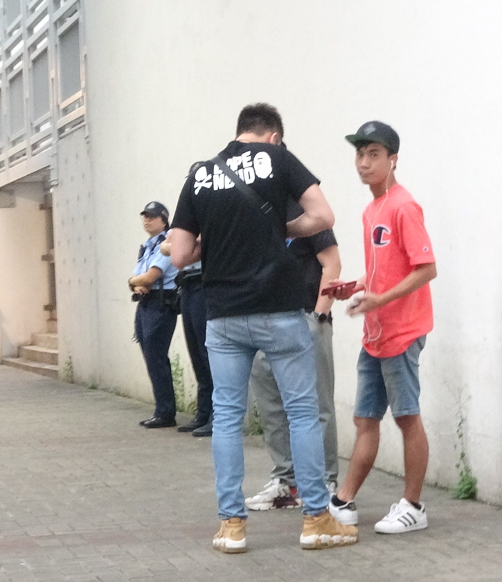 有警員截查聚集人士