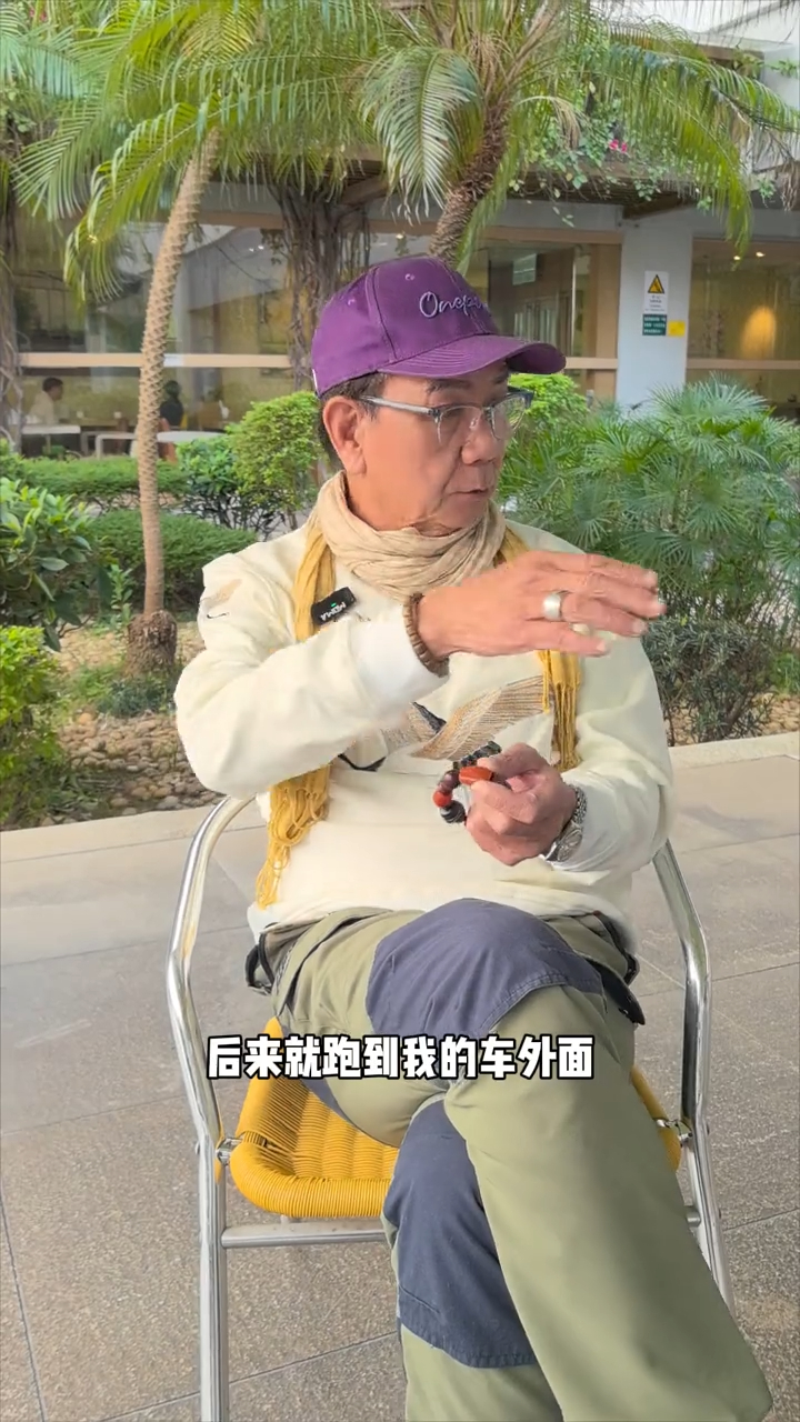 潘志文又稱當時傳來有人爭吵的聲音：「當時聽到鎗聲，跟着我看到一個高大的人拿着鎗追着一個中年人，後來跑到我的車外面，轉來轉去。」