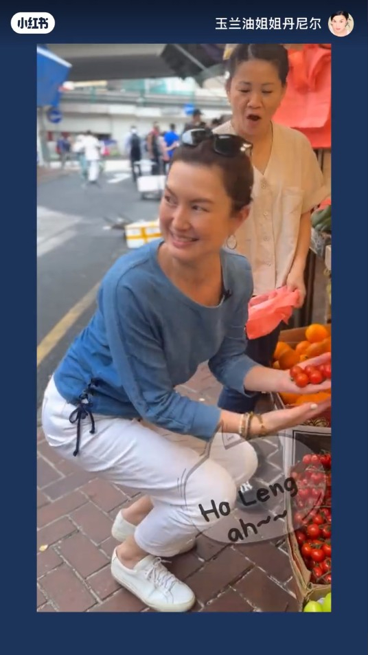 Danielle又再到銅鑼灣街市，當她去買水果時，攤販也忍不住讚她：「好靚，你咁多年仲係咁靚」。