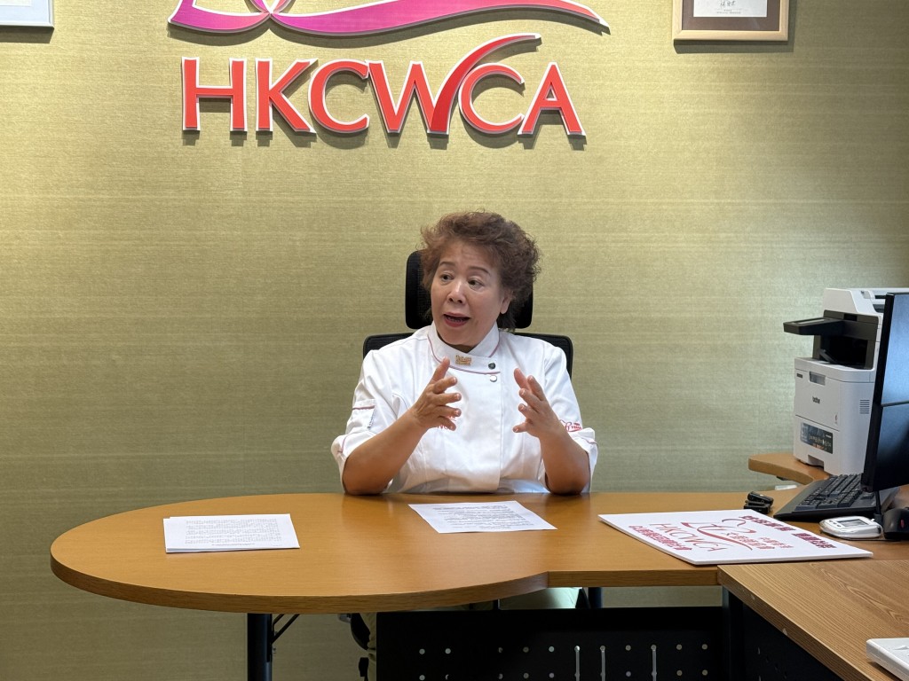 「中國香港女廚師協會」創會主席蕭秀香(三姐)。 「中國香港女廚師協會」創會主席蕭秀香(三姐)。