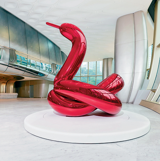 「氣球天鵝（紅色）」約3米高，重逾3公噸，喺自巴黎高古軒畫廊首度亮相後，首次喺亞洲展出。