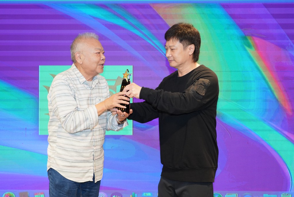 徐广林获钱嘉乐颁发「杰出演艺大奖」。